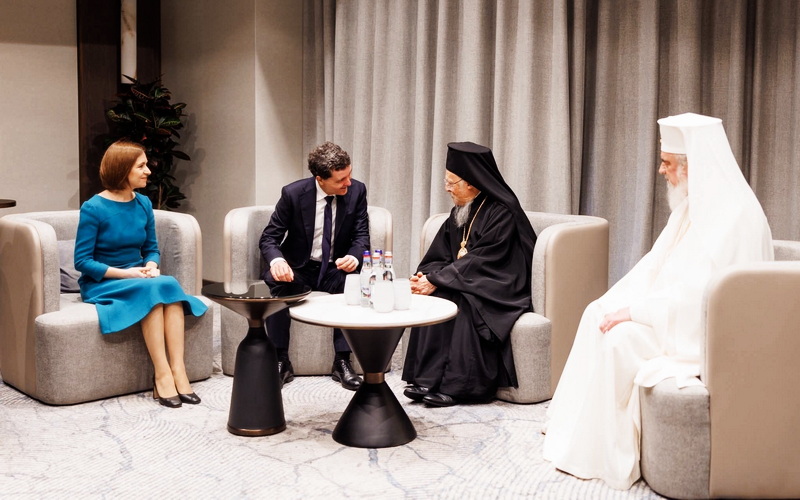 Dumnezeu nu poartă pantaloni roșii!